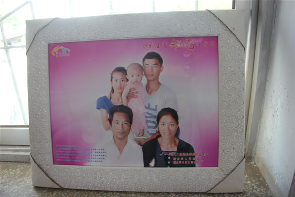 i銀川市永寧縣望遠鎮(zhèn)人口學(xué)校窗臺上擺放的計劃生育幸福家庭照片.jpg