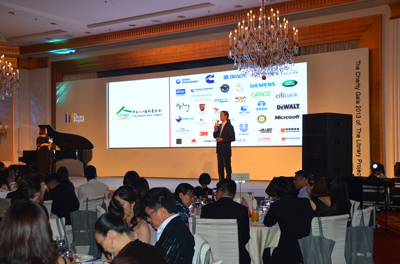 Tom 與王寧向大家介紹圖書館計劃及合作伙伴