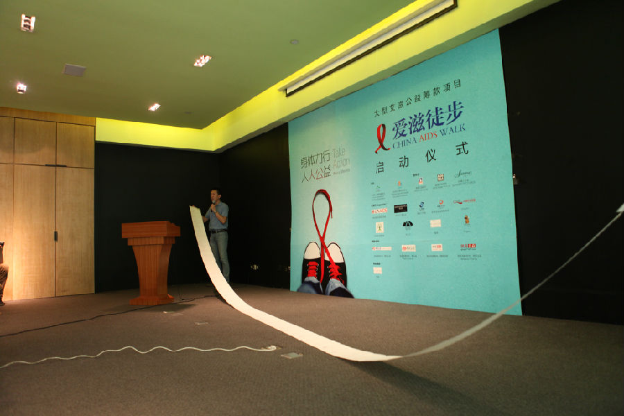 感染者組織代表趙政亮出醫療憑據展現感染者生活