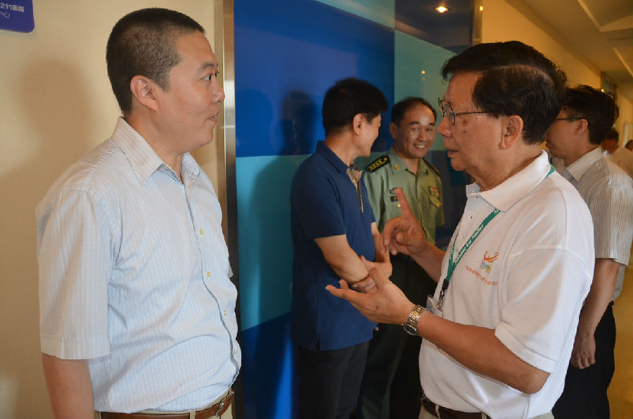 黃球綸副會長向聯想控股居勁松秘書長介紹篩查情況