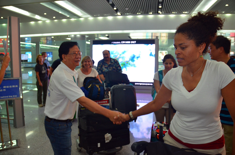 1美國微笑聯盟副會長黃球綸提前到達并參與迎接醫療團隊