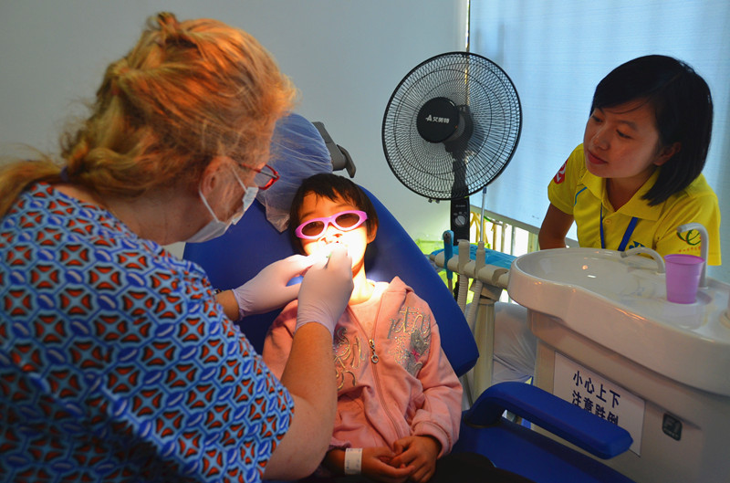 3幸福微笑醫療隊口腔清潔醫生Dorothy為患兒清潔牙齒.jpg