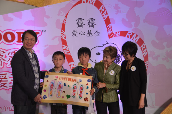 寧夏受助學生送上親手制作的禮物