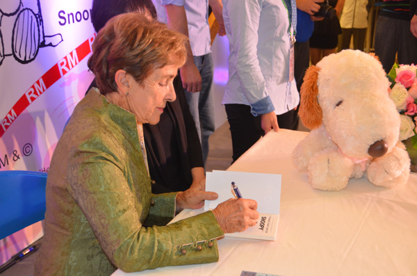 舒爾茨夫人現場慈善簽售