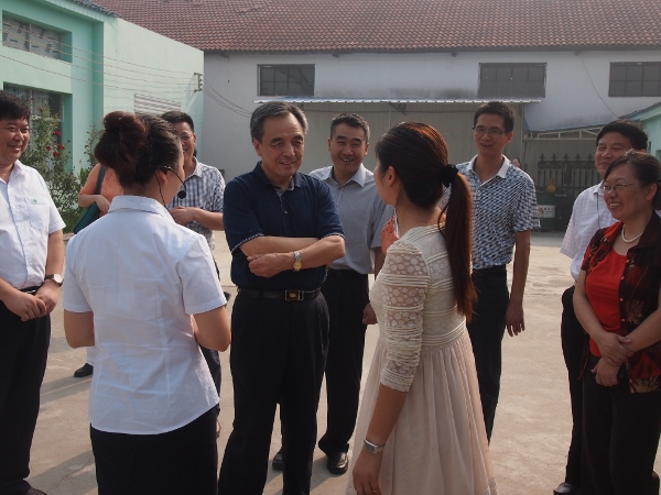 6考察石首市畢家塘村計劃生育協會創業示范基地——杰達服飾有限公司 (600x450).jpg