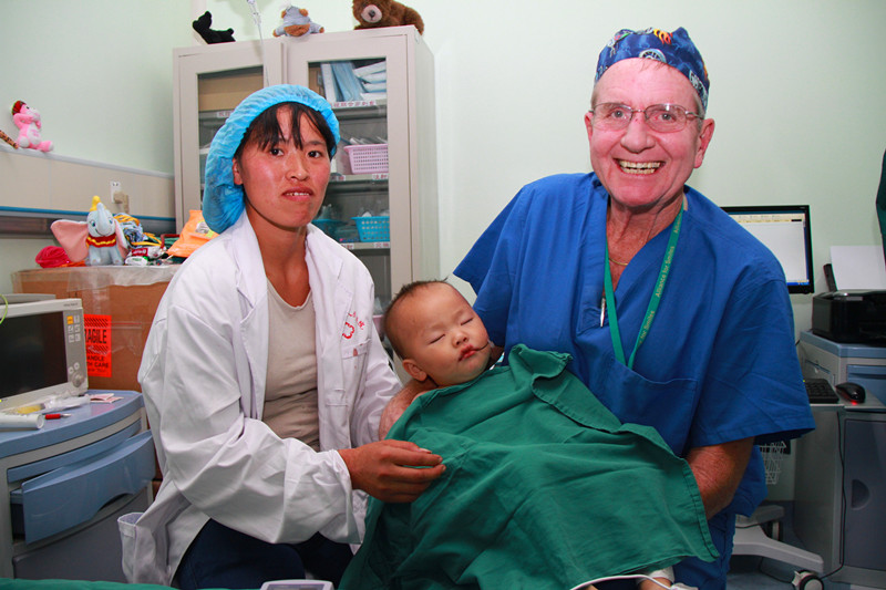 8鍖葷枟闃熷縐戝尰鐢烺onald涓庡叾涓誨垁鎵嬫湳鐨勬偅鍎垮悎褰?jpg