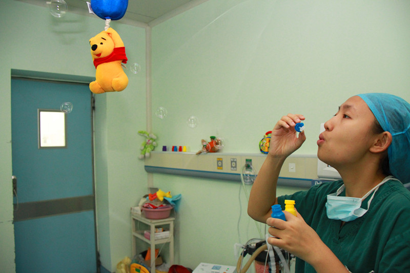 10閬典箟甯傜涓€浜烘皯鍖婚櫌涓烘墜鏈偅鍎垮噯澶囦簡寰堝鐜╁叿浠ュ噺杞諱粬浠績鐞嗕笂鐨勬亹鎯?jpg