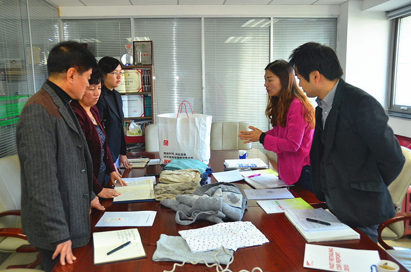 田中利之先生為大家介紹優(yōu)衣庫(kù)全商品回收再利用項(xiàng)目并展示回收衣物