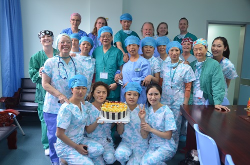 手術完成后,志愿者團隊與手術室醫護人員分享蛋糕,慶祝手術成功
