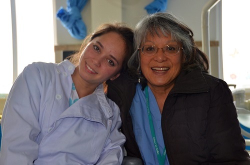 國際醫療志愿者團隊中的一對母女-牙科醫生Christine和攝影師Carolyn(左)