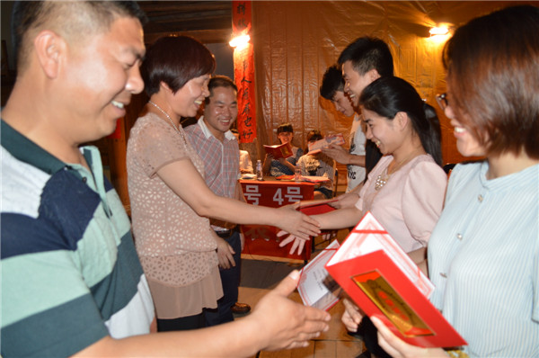 領導為獲獎選手頒獎