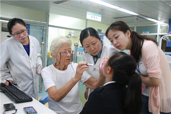 Karin 教授检查患儿牙齿发育的情况.jpg