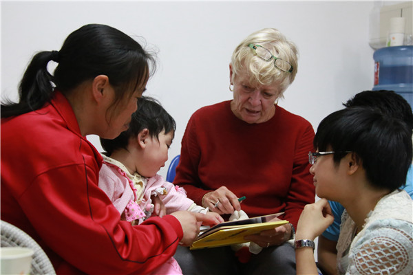 Sally 教授对患儿发音进行评估测试.jpg