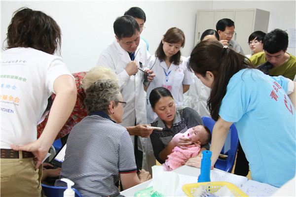 国际医疗小组与中方团队共同筛查患儿.jpg