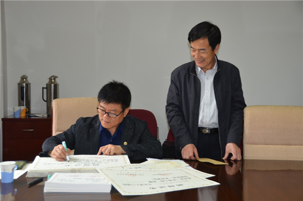 葛振江副秘书长为捐赠单位书写捐赠证书