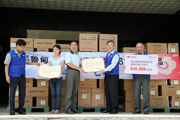 中国人口福利基金会社会联络部部长宋宏云代表基金会接受捐赠,并向韩美药品总经理颁发捐赠证书