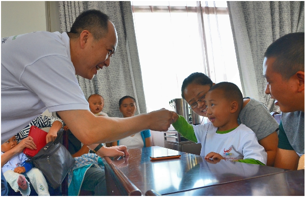 看望等待筛查的患儿 (2).png