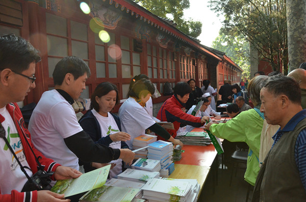 人基会工作人员在为老年朋友发放免费宣传资料