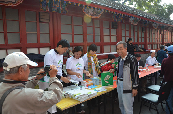 领到宣传资料的老爷爷喜笑颜开