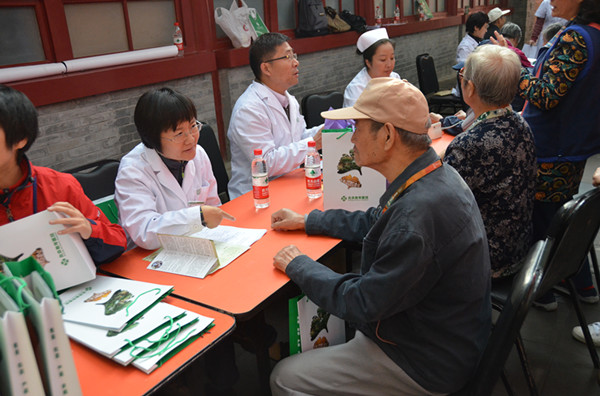 北京老年医院医生在为老年人进行免费义诊