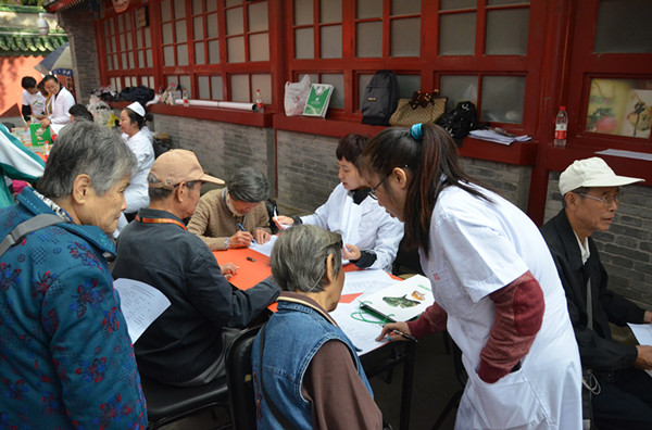 北京老年医院医生在为老年人进行阿尔茨海默病(老年痴呆)的筛查诊断