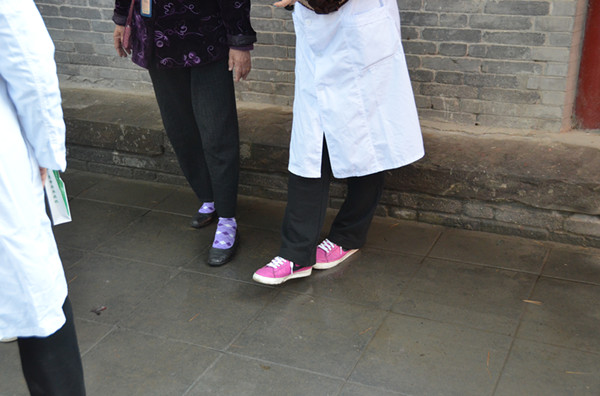 医生通过全足距站立测试为老人进行跌倒风险评估