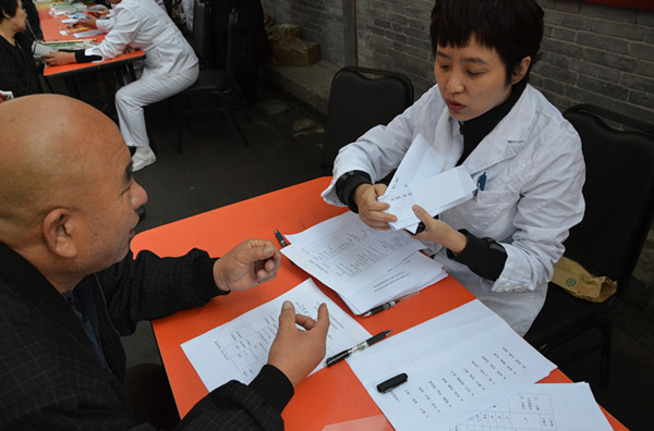 老人通过“三件事回顾”测试,进行阿尔茨海默病的风险评估