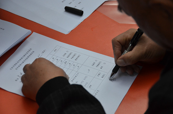 老人通过“画钟测脸”进行阿尔茨海默病的风险测试