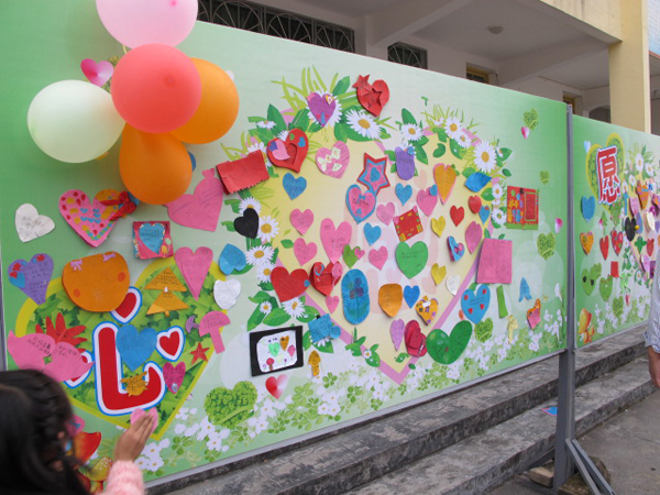 同学们亲手制作的许愿墙.jpg