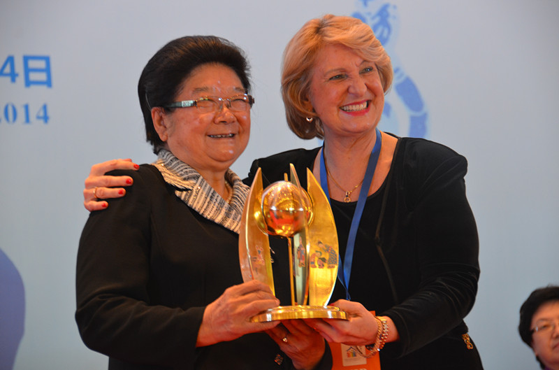 世界家庭组织为顾秀莲颁奖
