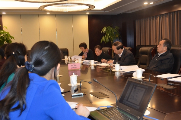 1、创建幸福家庭活动研究课题中期评审会现场