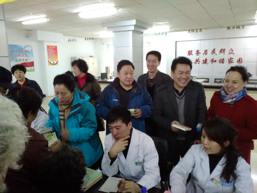 为贫困母亲开展义诊活动