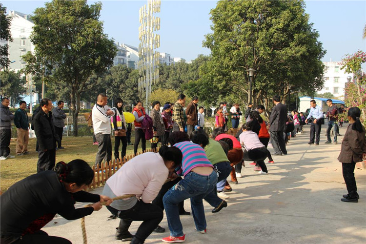 莆田市涵江区赤港开发区计生协会在“母亲节”当天组织感恩母亲·拔河比赛.jpg