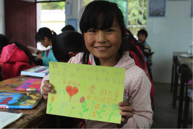 云南省马关县木厂镇付家寨小学—孩子们的画和笑脸.jpg