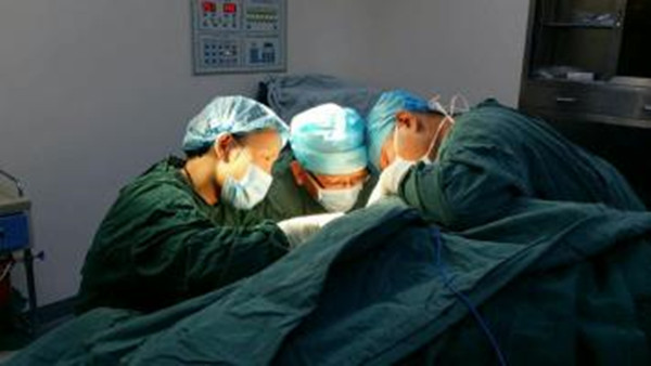 志愿者医生在绥德县医院对患者进行手术治疗
