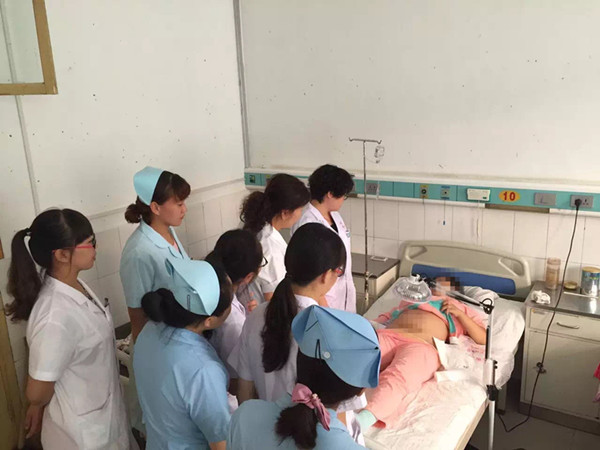 志愿者医生在病房关心患者身体状况