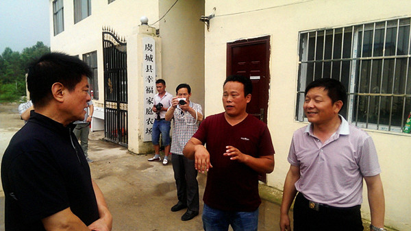 8.虞城县幸福工程项目点--幸福家庭农场负责人向葛振江副秘书长汇报项目点情况.jpg