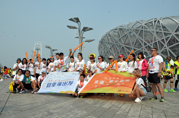 6、爱心助跑者、工作人员、啦啦队在终点合影.jpg