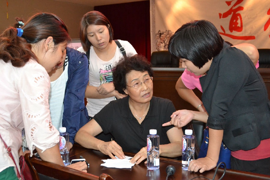 专家为育龄群众提供现场咨询帮助