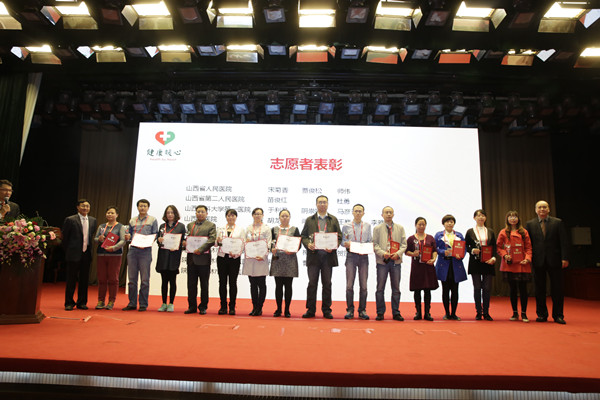 国家卫生计生委财务司何锦国专员、中国人口福利基金会张晖秘书长共同为“健康暖心”工程志愿者颁发荣誉证书