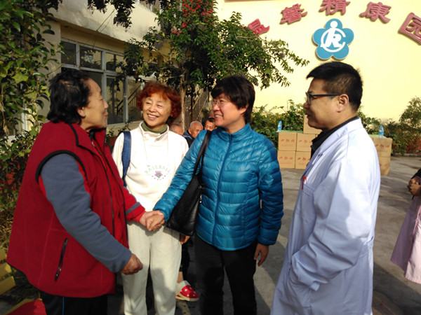 图2:俞华副秘书长及谢思平老师与托养人员亲切交谈