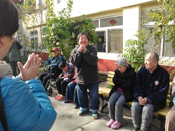 图4:兴致高昂的托养人员为表达感激,现场为基金会人员表演起了节目