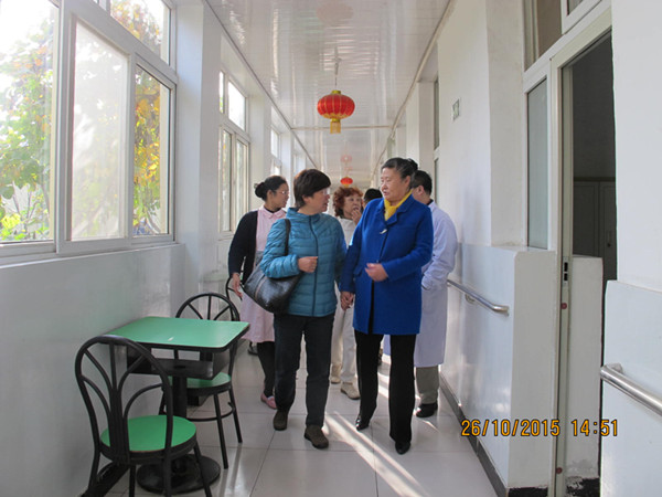 图5:尹兰英院长带领基金会人员参观园区并详细地为俞副秘书长讲解