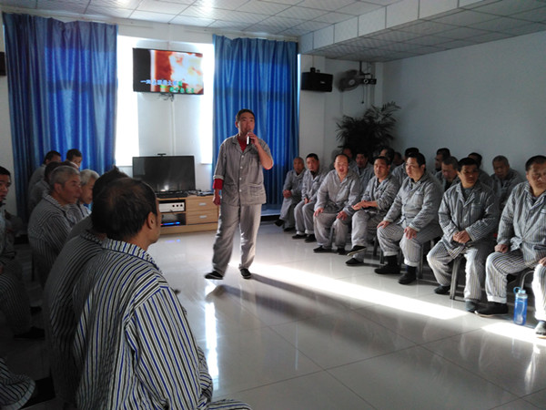 图7:托养人员现场的唱歌表演