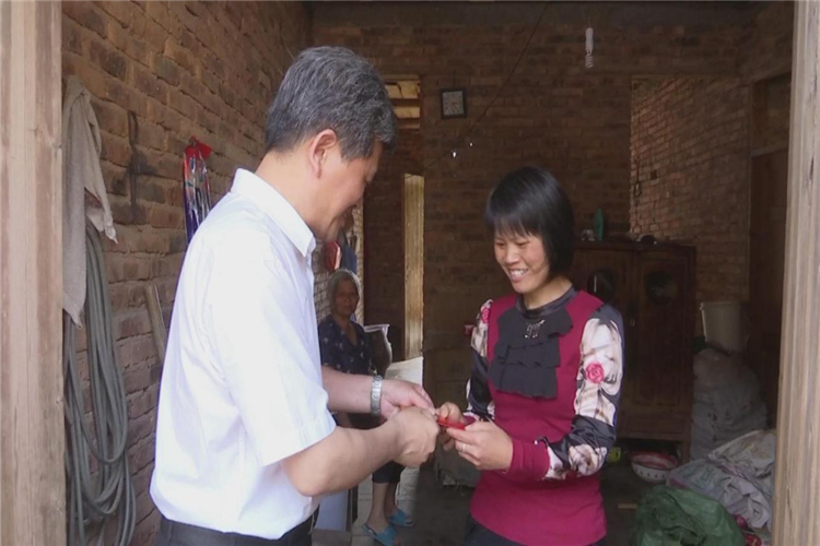 省衛計委副主任、省計生協會常務專職副會長阮詩瑋為坂中村計生貧困母親送上慰問金.jpg