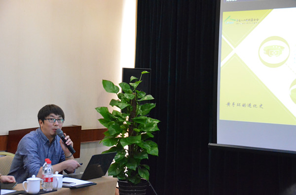 1473671009821132.jpg 13 中國人口福利基金會黃手環項目負責人楊辰就項目進展進行匯報.jpg