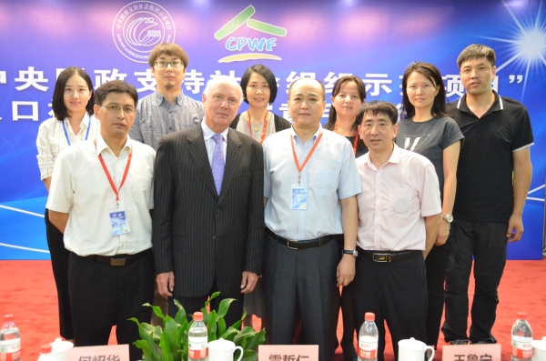 1473730625137348.jpg 國際阿爾茨海默病協會(ADI)主席 Glenn Eric Pees(雷哲仁)先生與人基會秘書長張暉及其工作人員合影留念.jpg