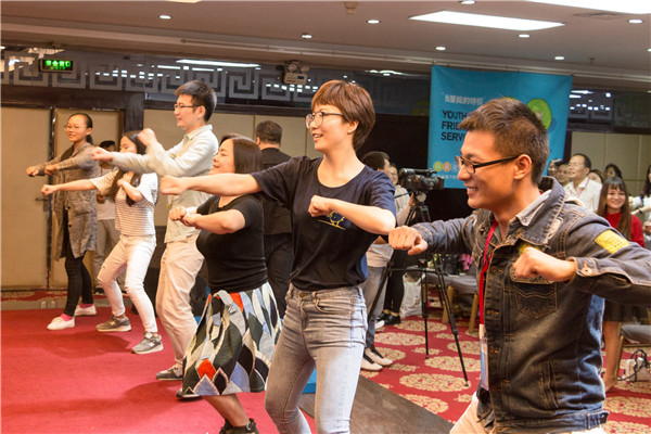 8 現場志愿者活力四射的展示.jpg