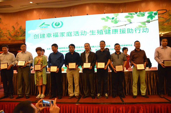 1476321365130808.jpg 4 十家婦幼保健機構代表上臺接受捐贈_副本.jpg