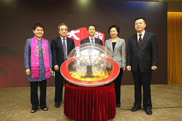 1476673423189770.jpg 國(guó)家衛(wèi)生計(jì)生委王培安副主任、國(guó)務(wù)院扶貧辦鄭文凱副主任、中國(guó)人口福利基金會(huì)趙炳禮理事長(zhǎng)等與會(huì)領(lǐng)導(dǎo)共同啟動(dòng)中國(guó)大病社會(huì)救助平臺(tái)_副本.jpg